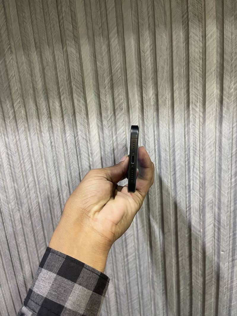 Apple iPhone 15 Pro Max 2