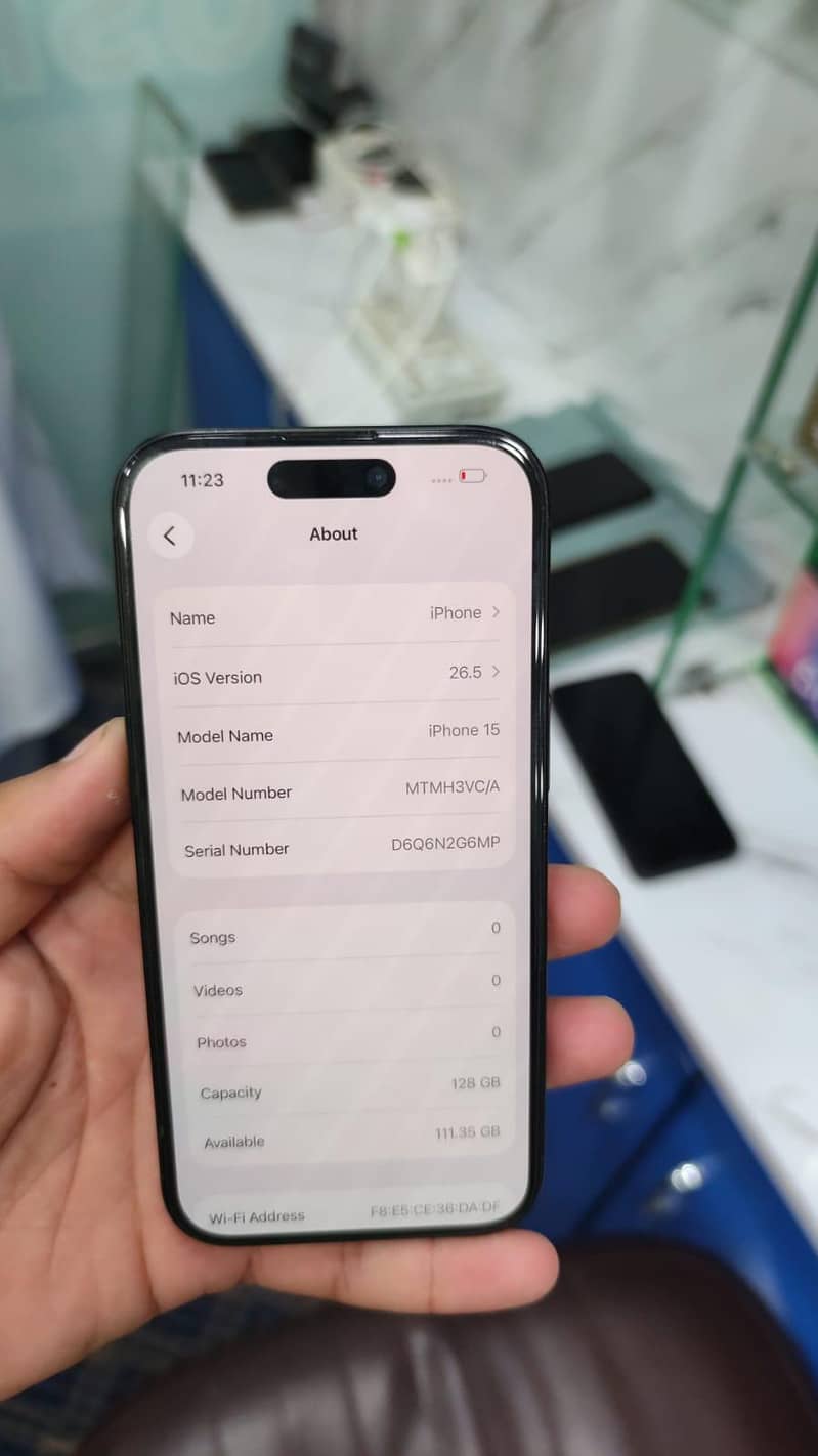 Apple iPhone 15 4