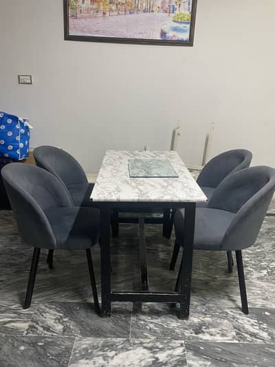 Dinning tabe with 4 chairs