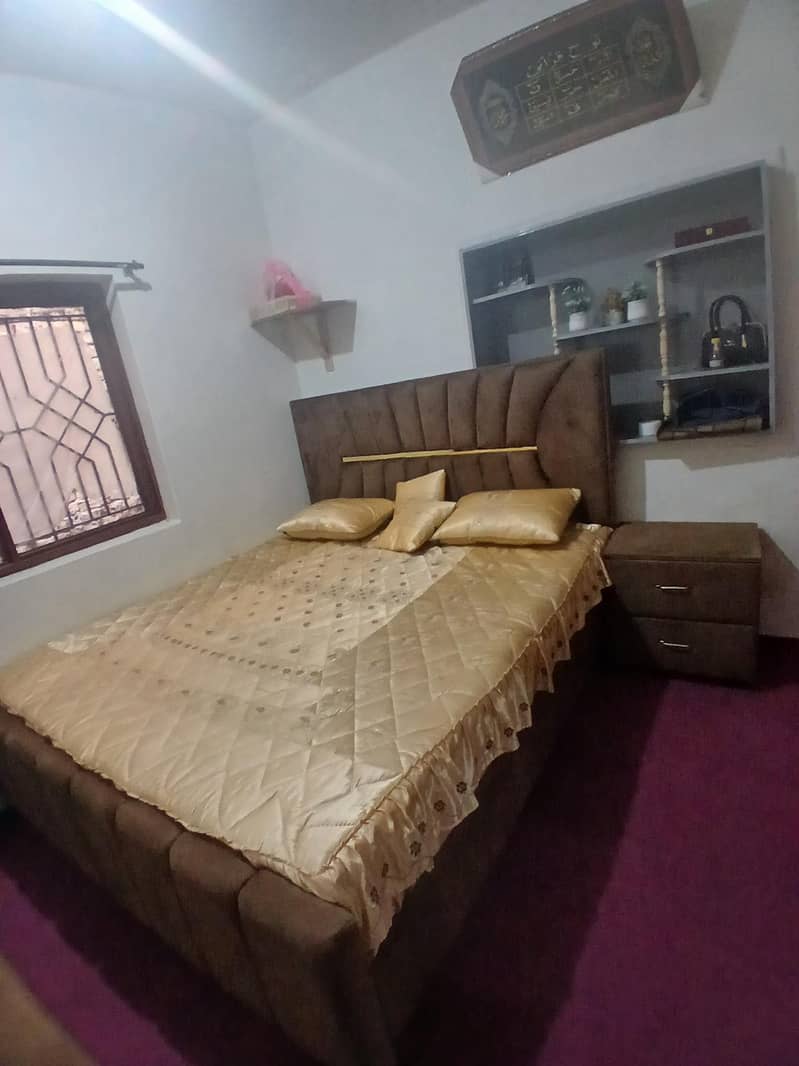 bed + dressing table 0