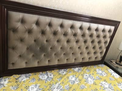 king bed pore wooden witn side tables