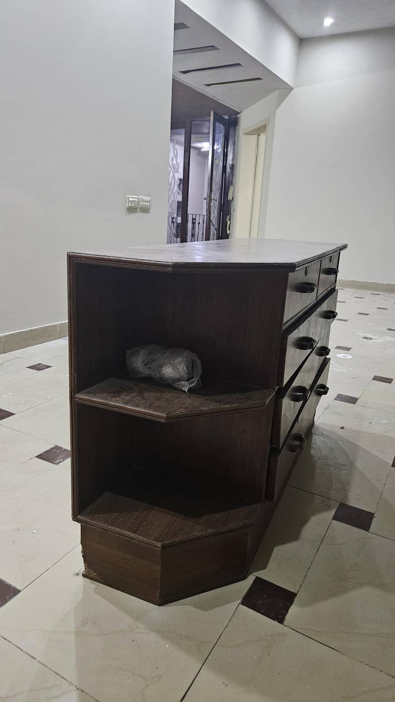 Table with racks/draws 1