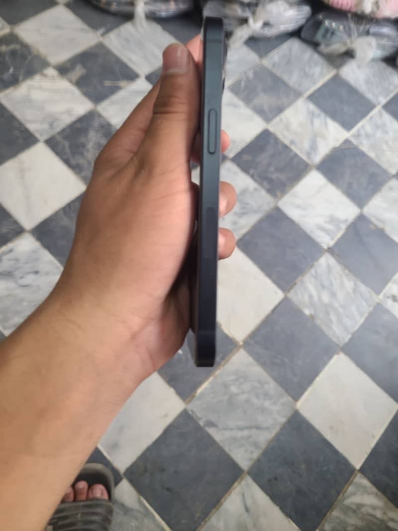 Apple iPhone 13 2