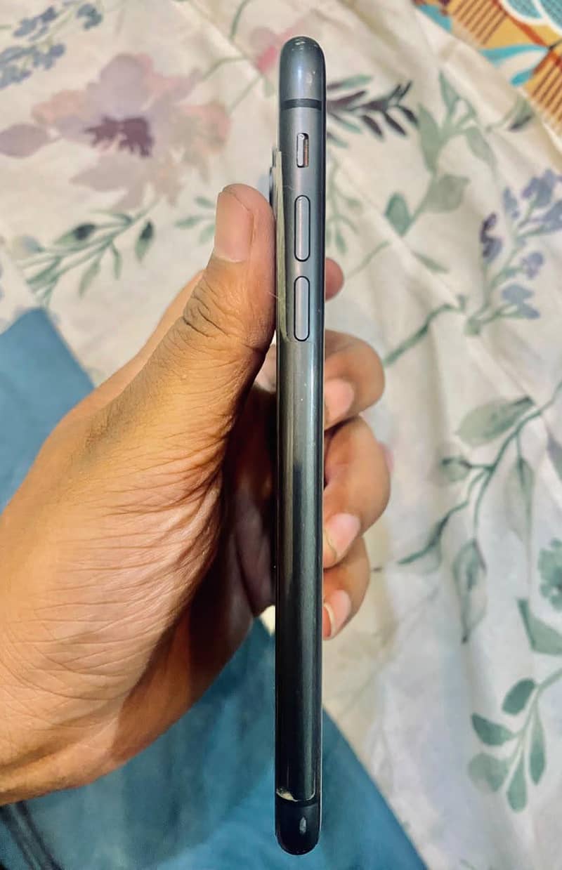 Apple iPhone 11 3