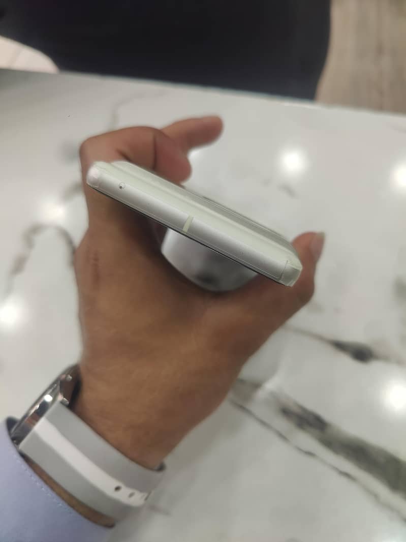 Google Pixel 7 4