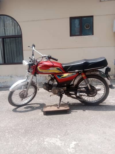 CD 70 Red Color – Good Condition – Urgent Sale
