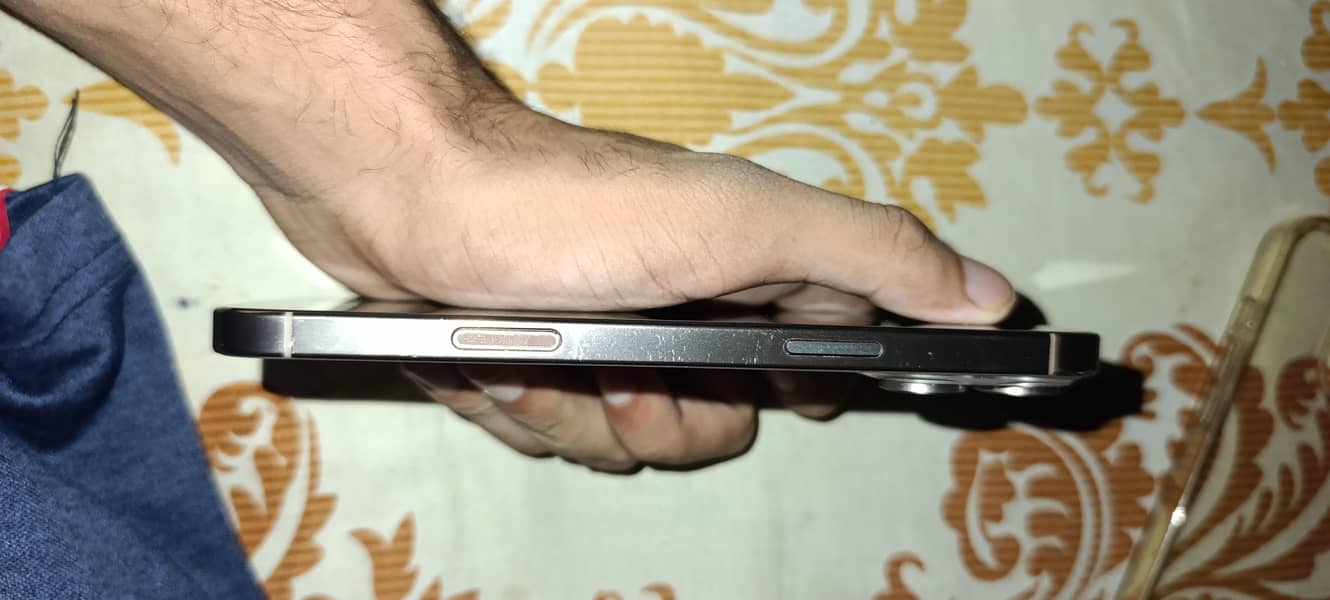 Apple iPhone 16 Pro Max 9