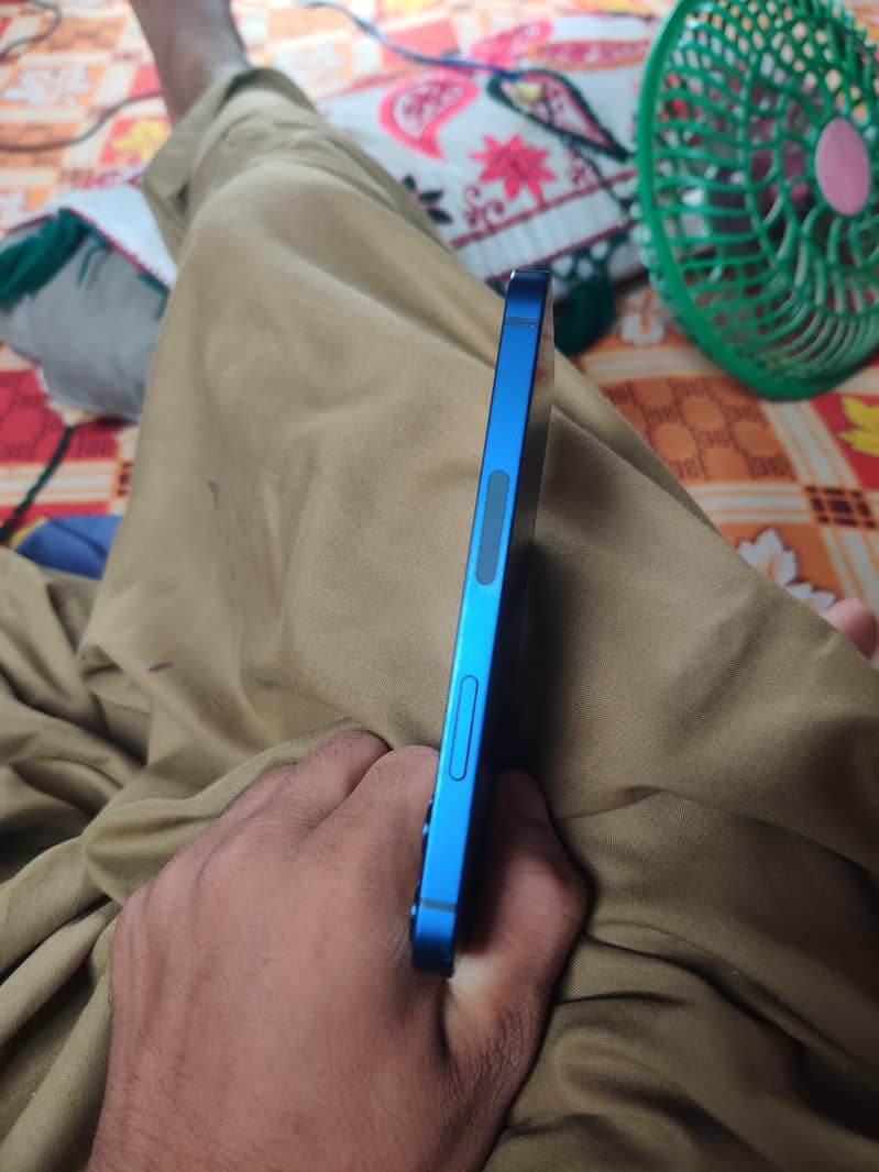 Apple iPhone 12 mini 4