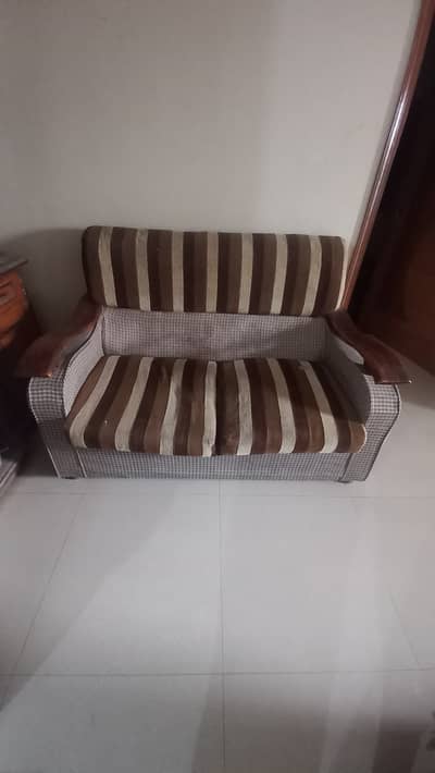 2-Seater Sofa in Good Condition – Strong & Comfortable