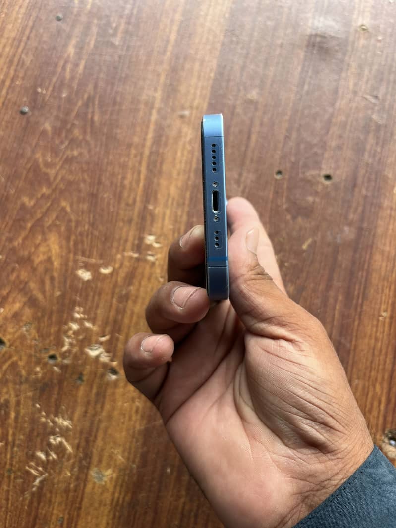 Apple iPhone 13 5