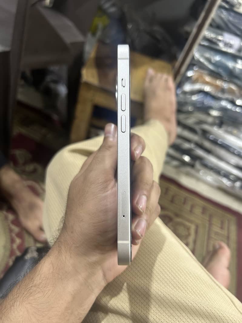 Apple iPhone 13 1
