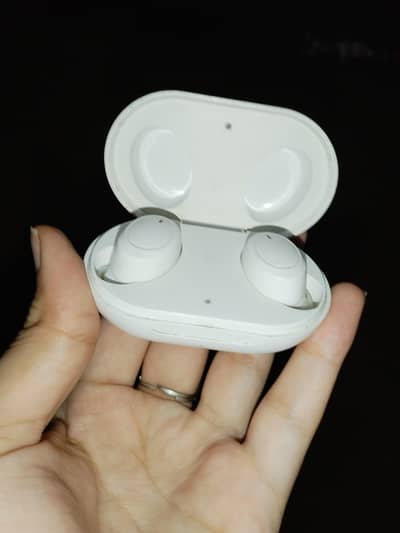 wireless airbuds