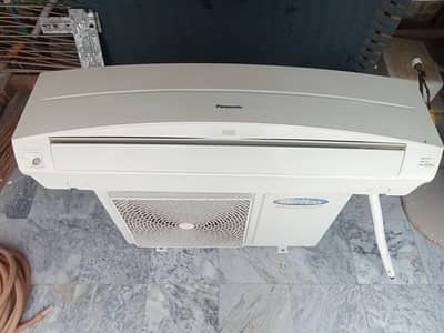Used Ac 1.5 Ton Non inverter Working condition/ Gas stored