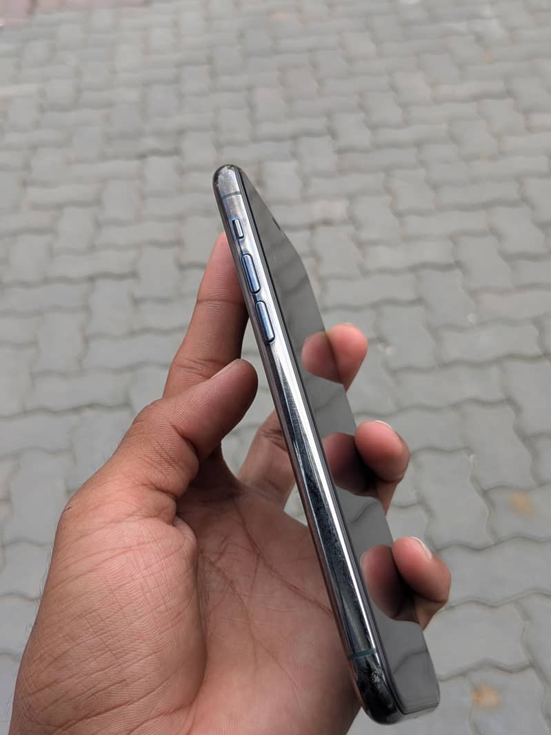 Apple iPhone 11 Pro 4