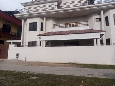 I-8 One Kanal 4 Bedroom with 14 kv solor sestem With Sapparte Gate For Rent.