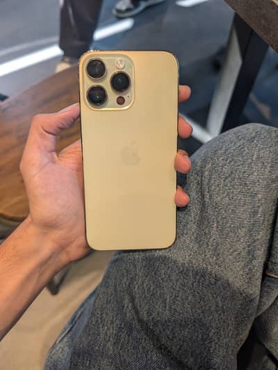 Apple iPhone 14 Pro Max with sim time