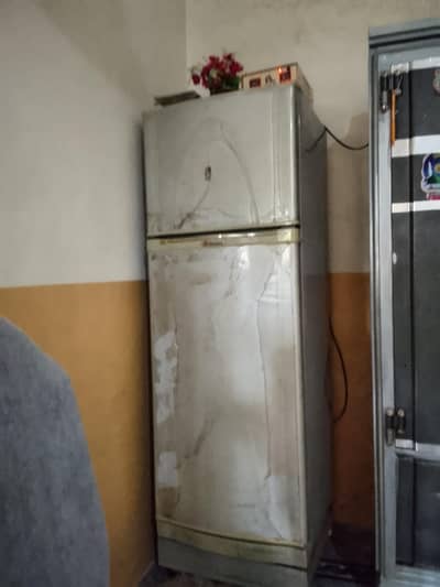 فریج برائے فروخت ورکنگ کنڈیشن میں فل سائز