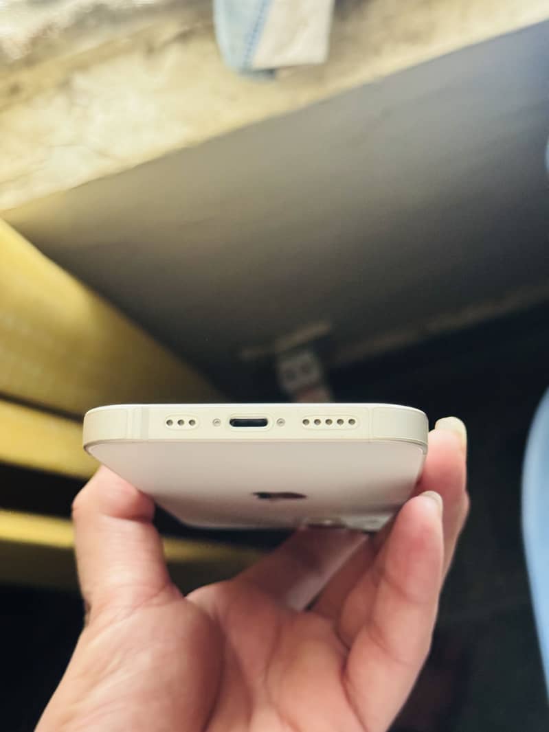 Apple iPhone 13 8