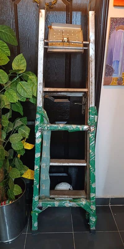 Broken steel ladder (tooti hoi seri)
