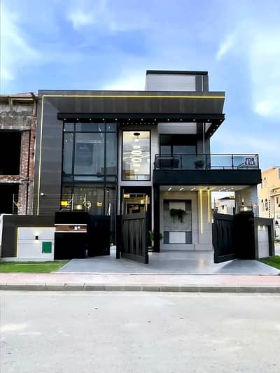 10 Marla Luxury House is Available for Rent in Bahria Town Lahore