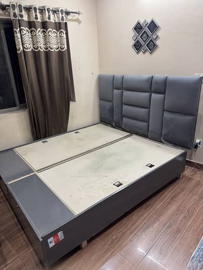 Bed and dressing table for sale