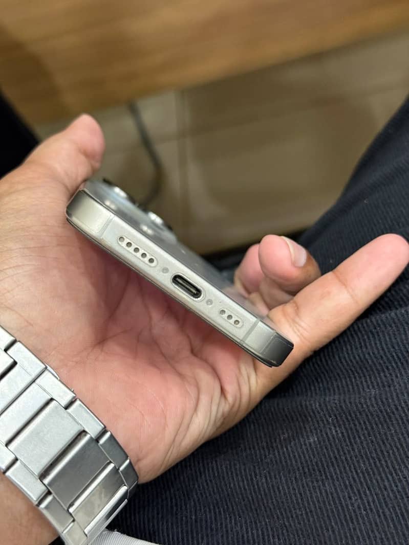 Apple iPhone 15 Pro 4