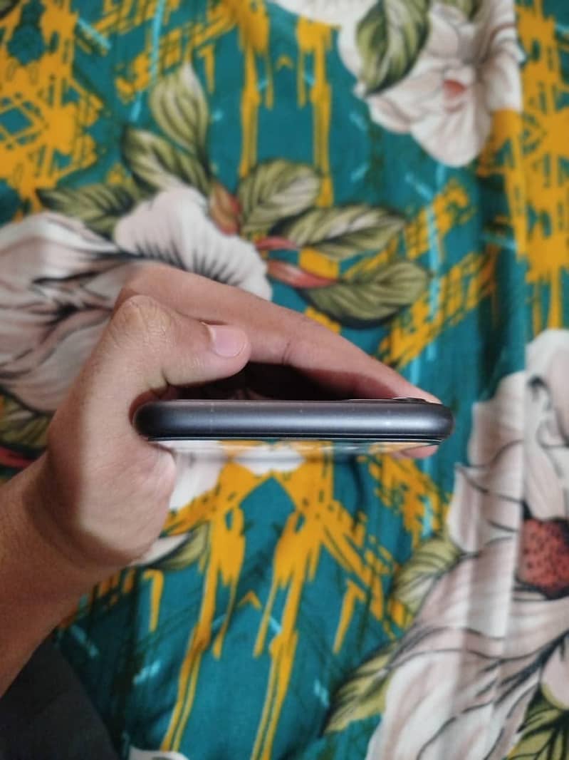 Apple iPhone 11 4