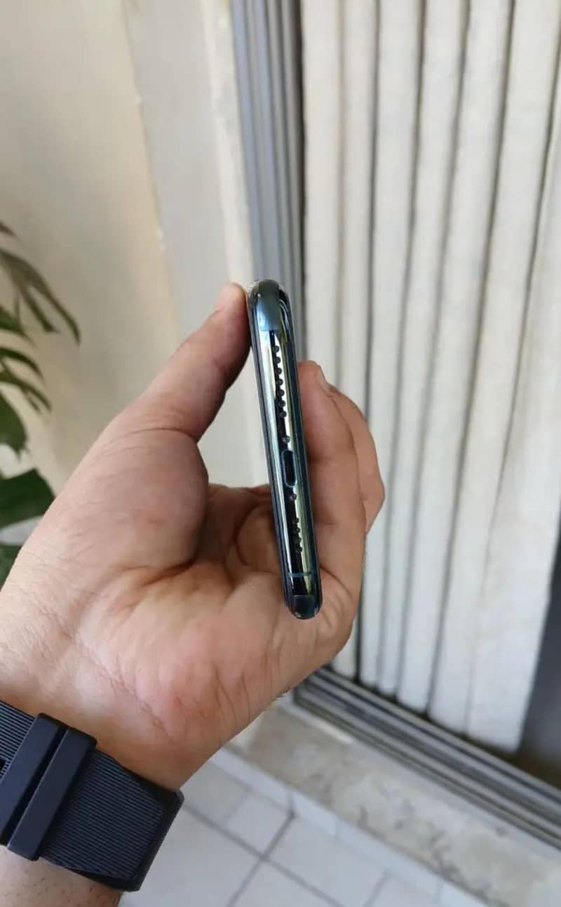 Apple iPhone 11 Pro Max 4