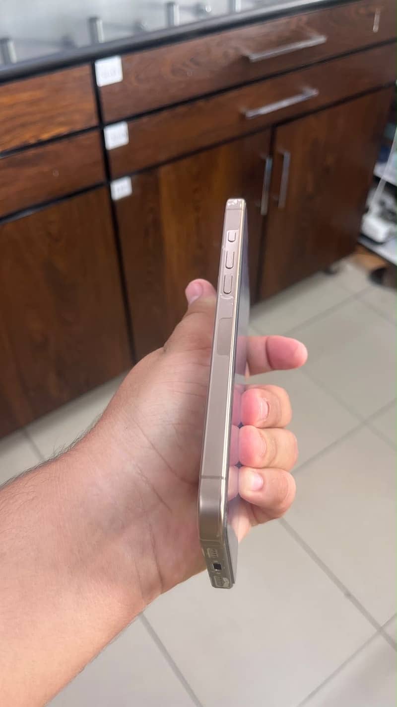Apple iPhone 16 Pro Max 0