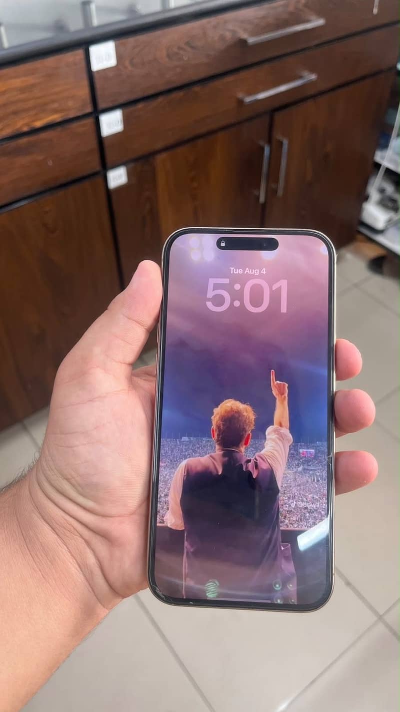 Apple iPhone 16 Pro Max 4