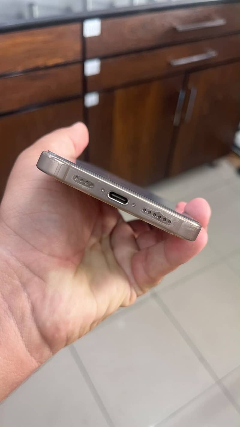 Apple iPhone 16 Pro Max 5
