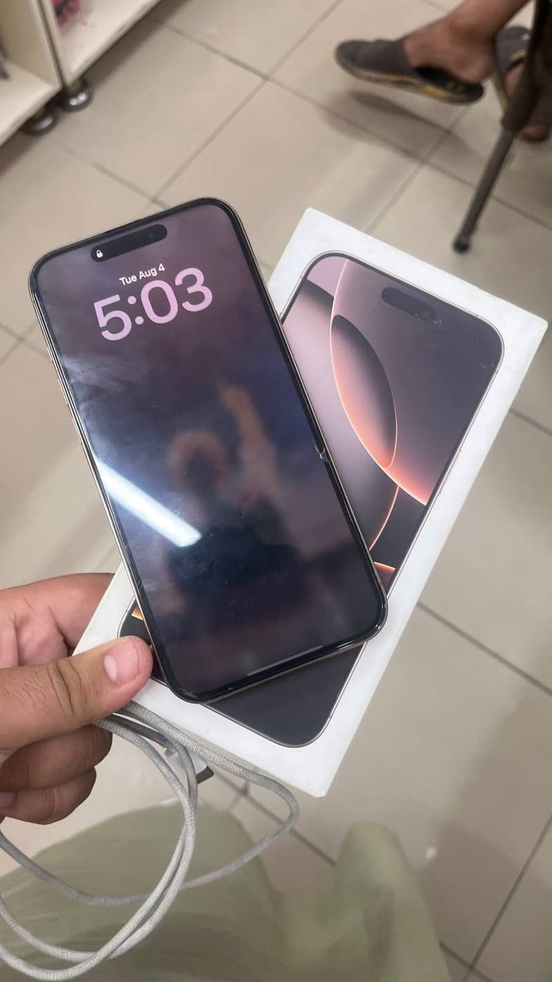 Apple iPhone 16 Pro Max 9