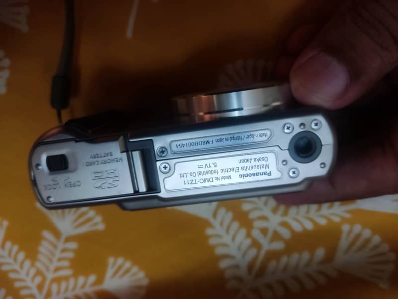 Camcoder and digital camara 8