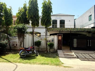 1 Kanal Well-Maintained Bungalow for Sale in Imperial Homes, Paragon City