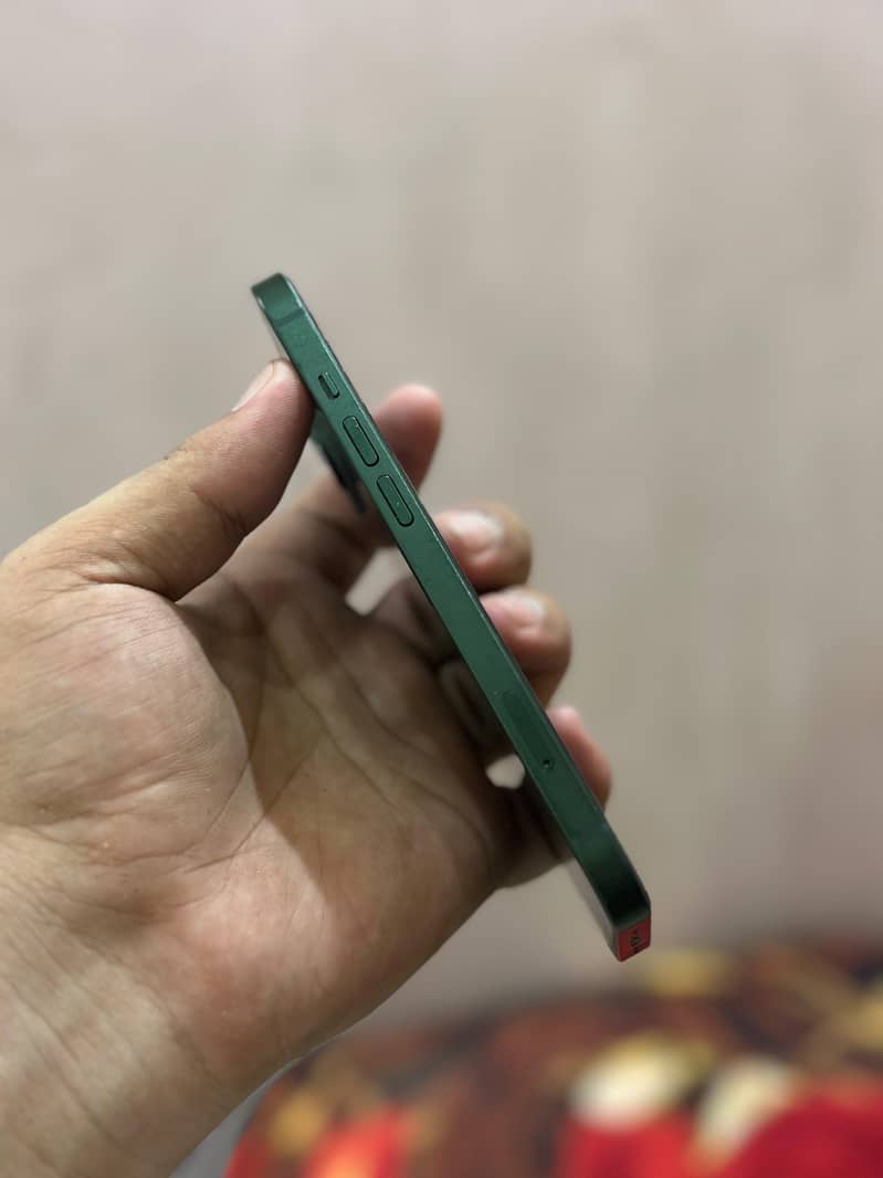 Apple iPhone 13 4