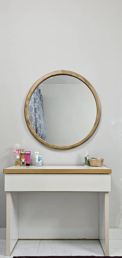 Dressing Table with Round Mirror