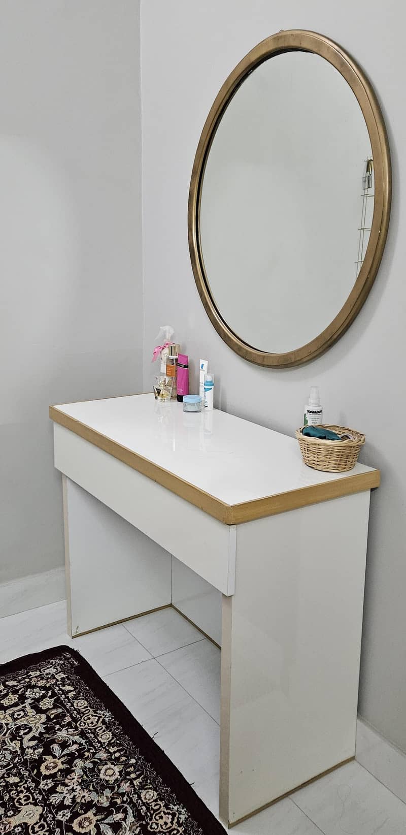 Dressing Table with Round Mirror 1