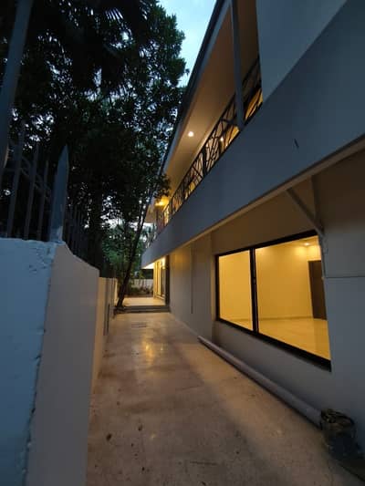 F. 7 Size 700 Sqyd Street Corner House Available For Sale