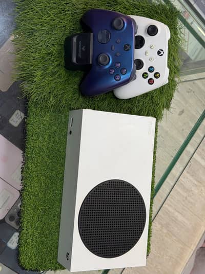 XBox Series S with 2 Controllers and Charging stand
