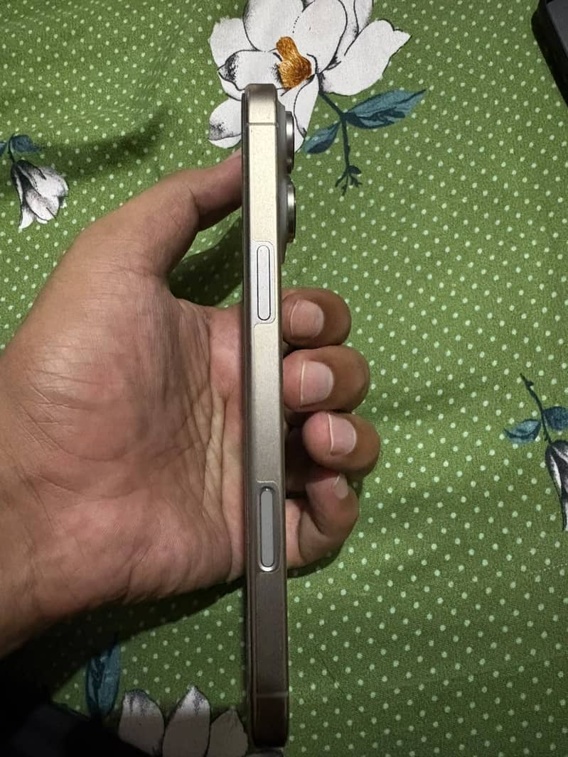 Apple iPhone 16 Pro Max 4