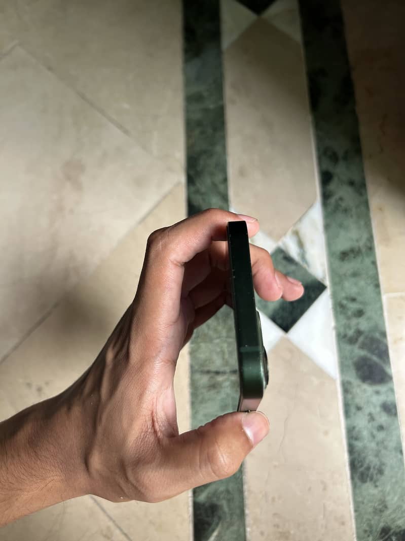 Apple iPhone 13 4