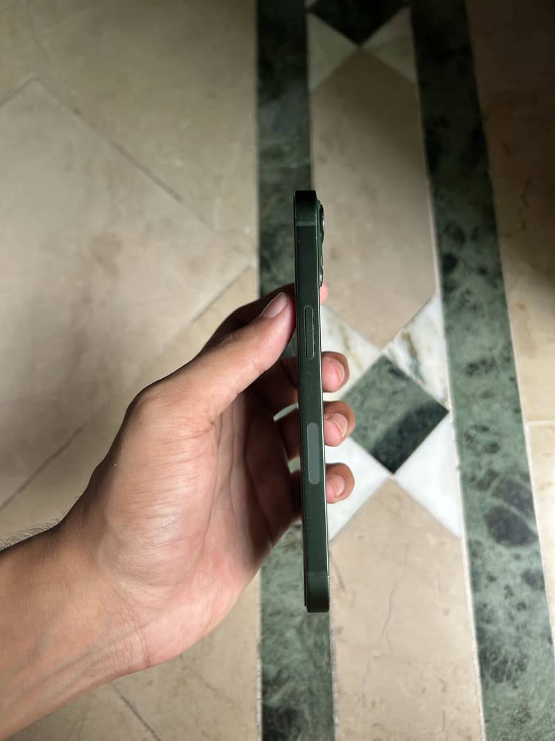 Apple iPhone 13 6