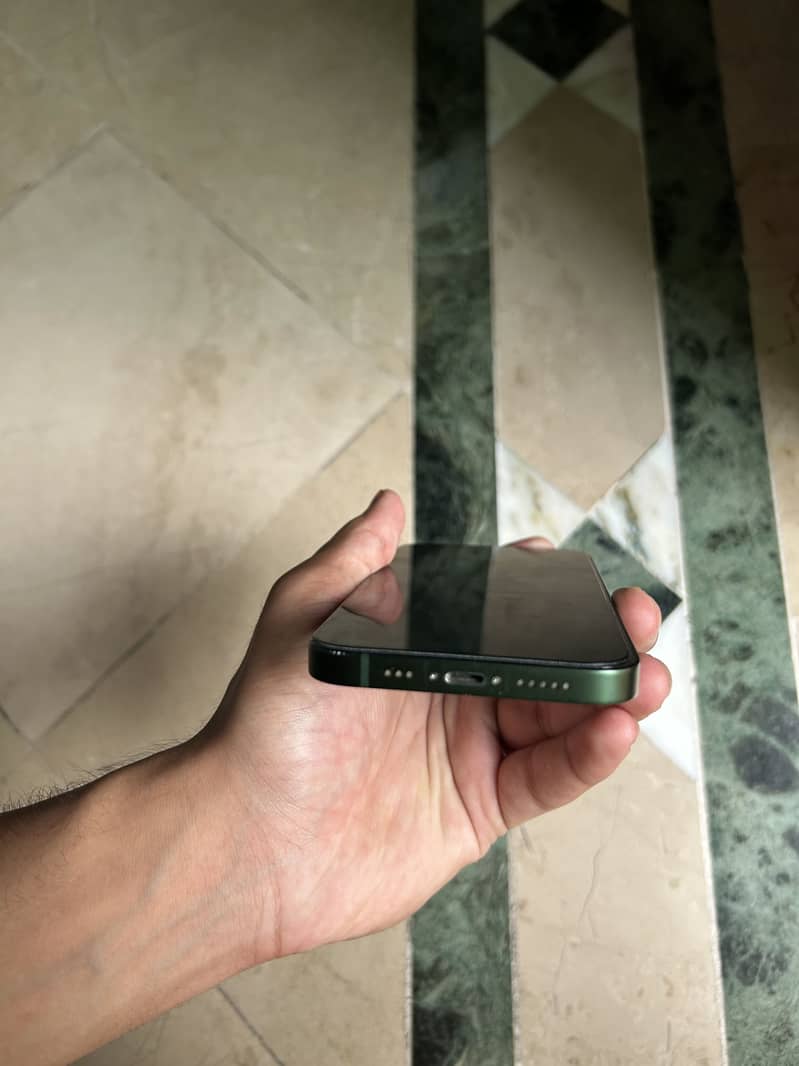 Apple iPhone 13 7