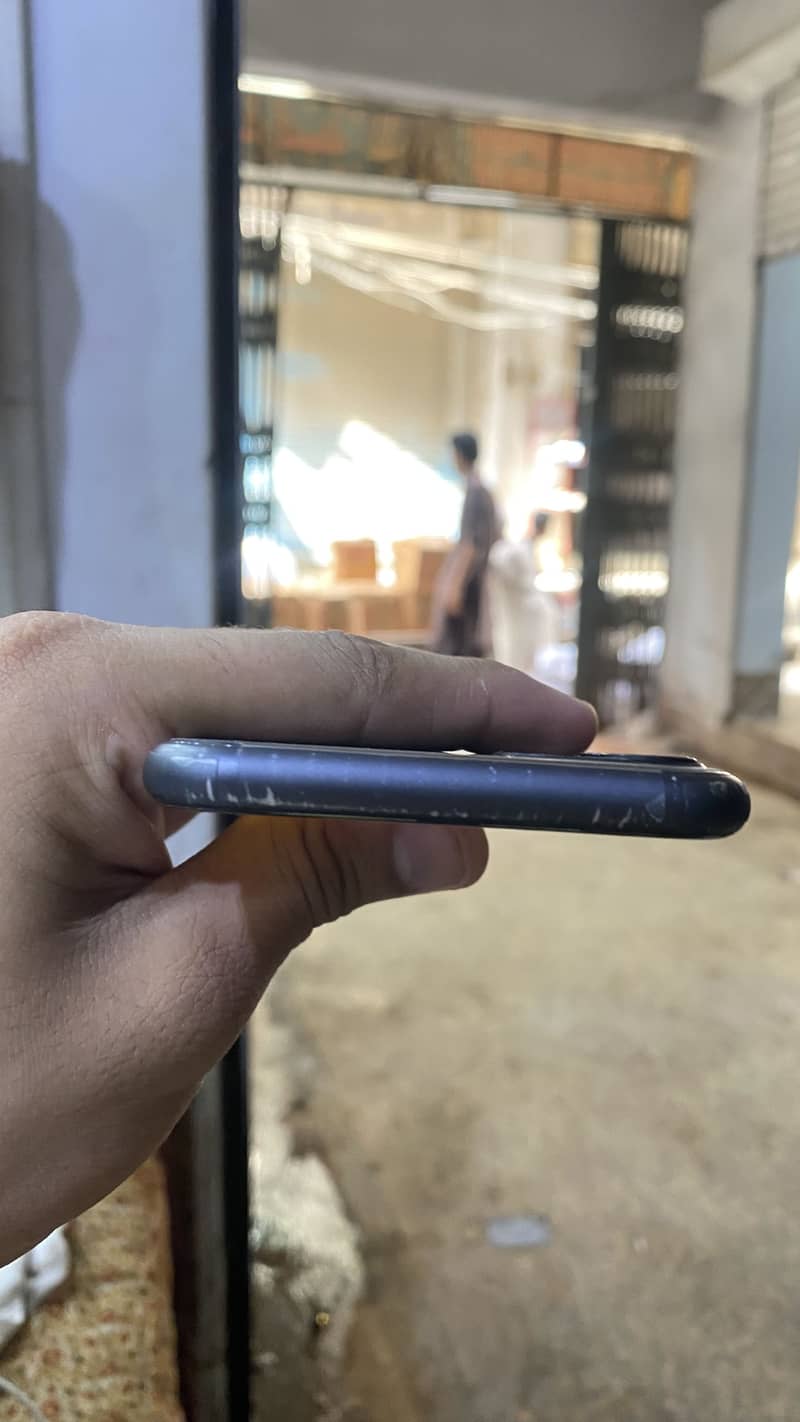 Apple iPhone 11 4