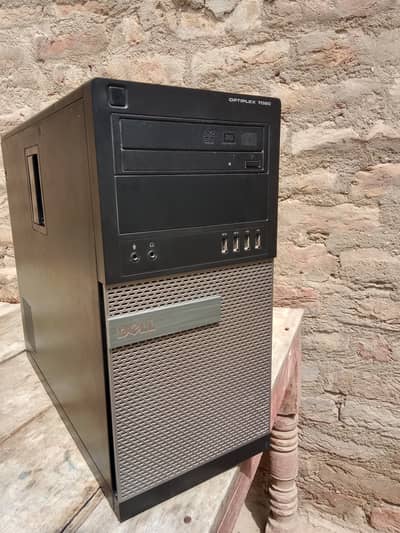 Desktop computer 10/10 condition 2 months used only