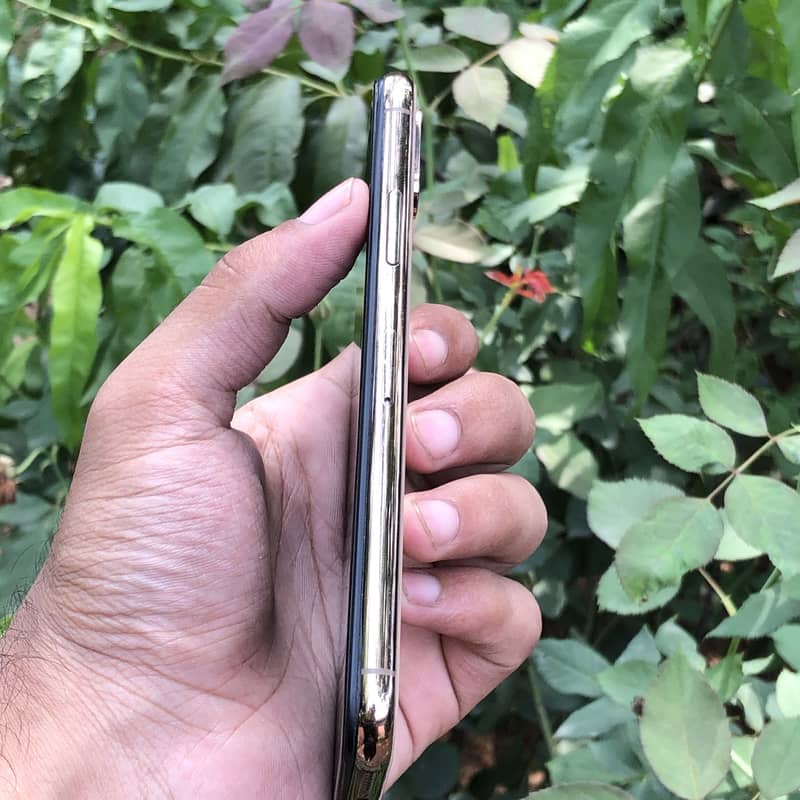 Apple iPhone XS 3