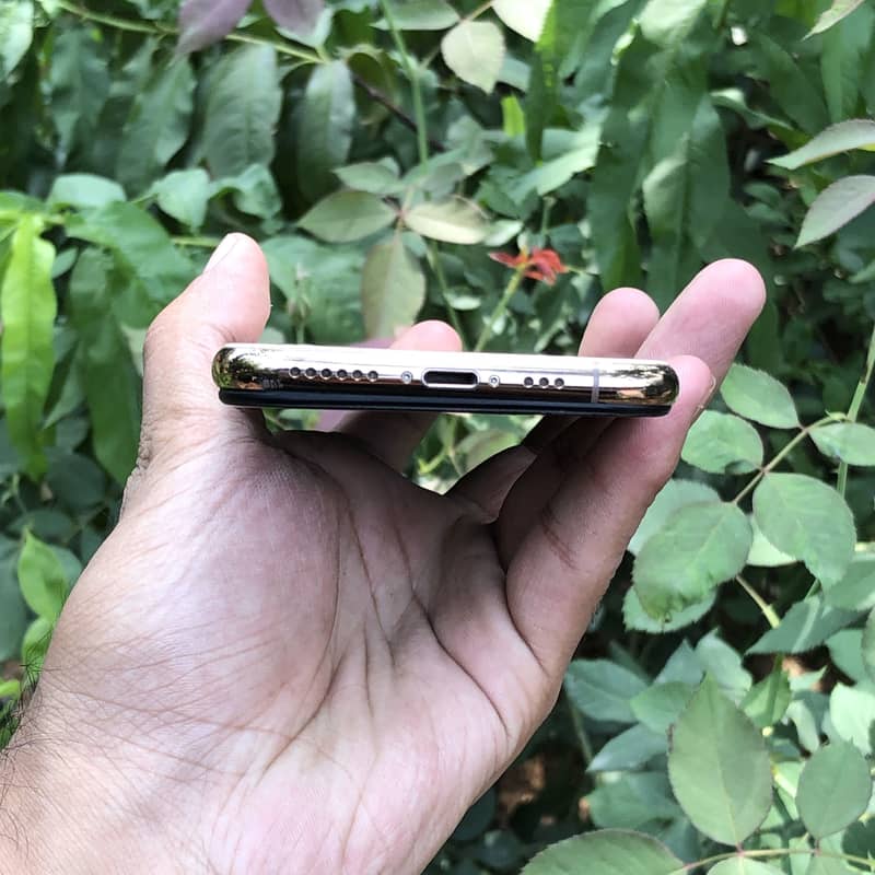 Apple iPhone XS 4