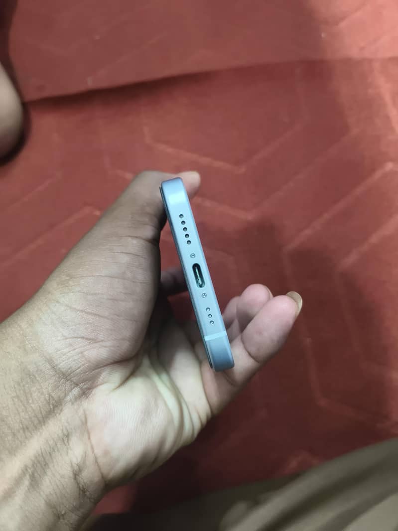 Apple iPhone 15 4