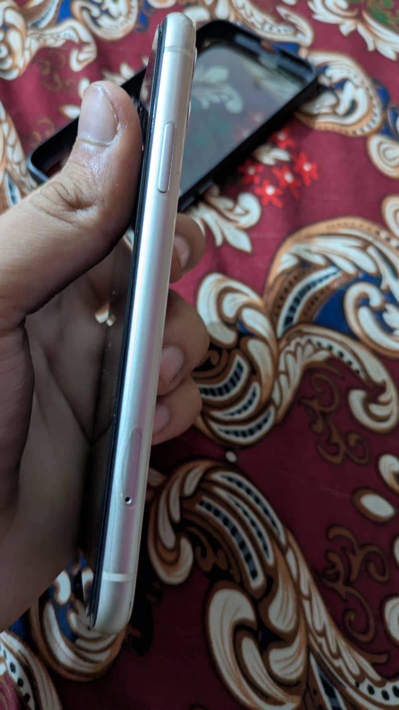 Apple iPhone 11 3