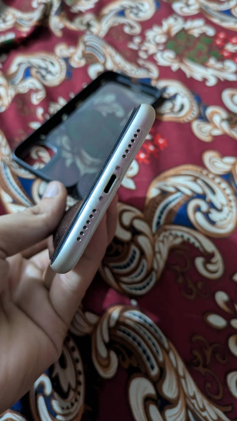 Apple iPhone 11 4